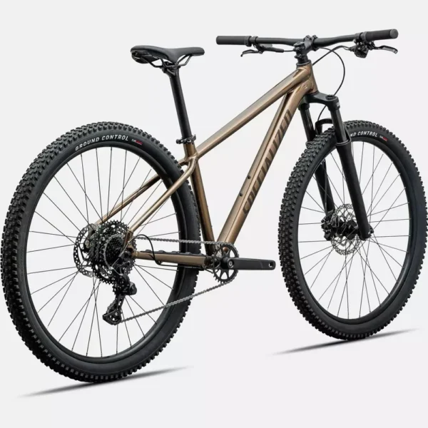 91827-63_ROCKHOPPER-SPORT-KH-BNTGLDMET-STLNMET-M---29_RDSQ Specialized Rockhopper Sport Oro Quemado/Stallion Metálico - vista trasera